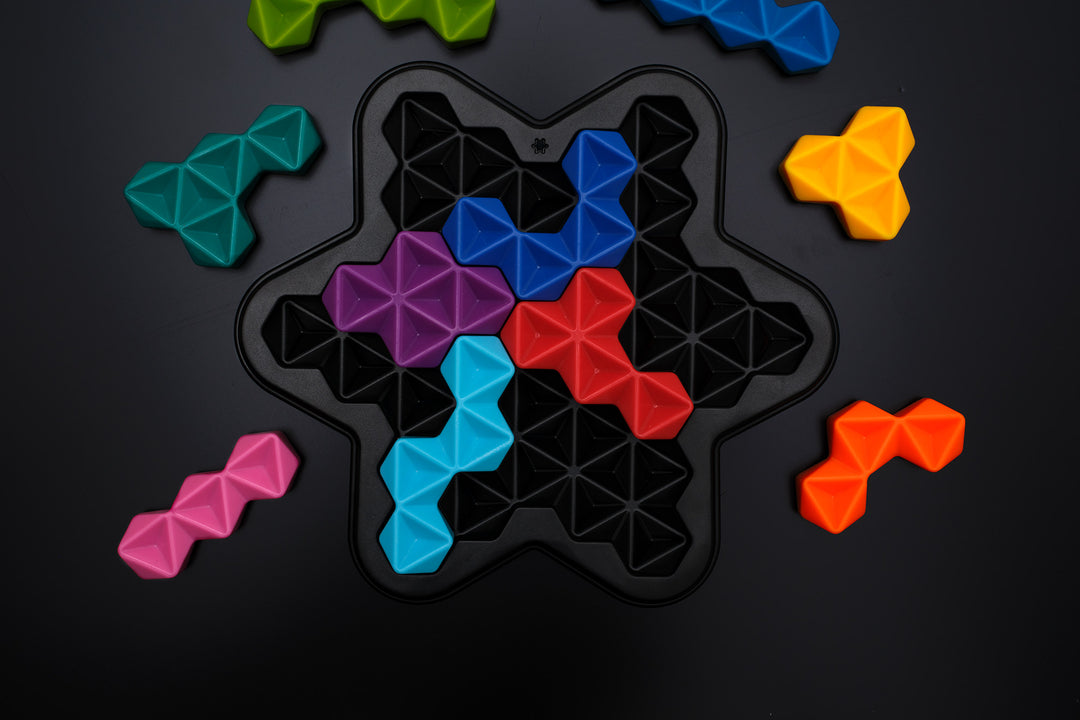 IQ Star Deluxe starting position with loose puzzle pieces beside the board