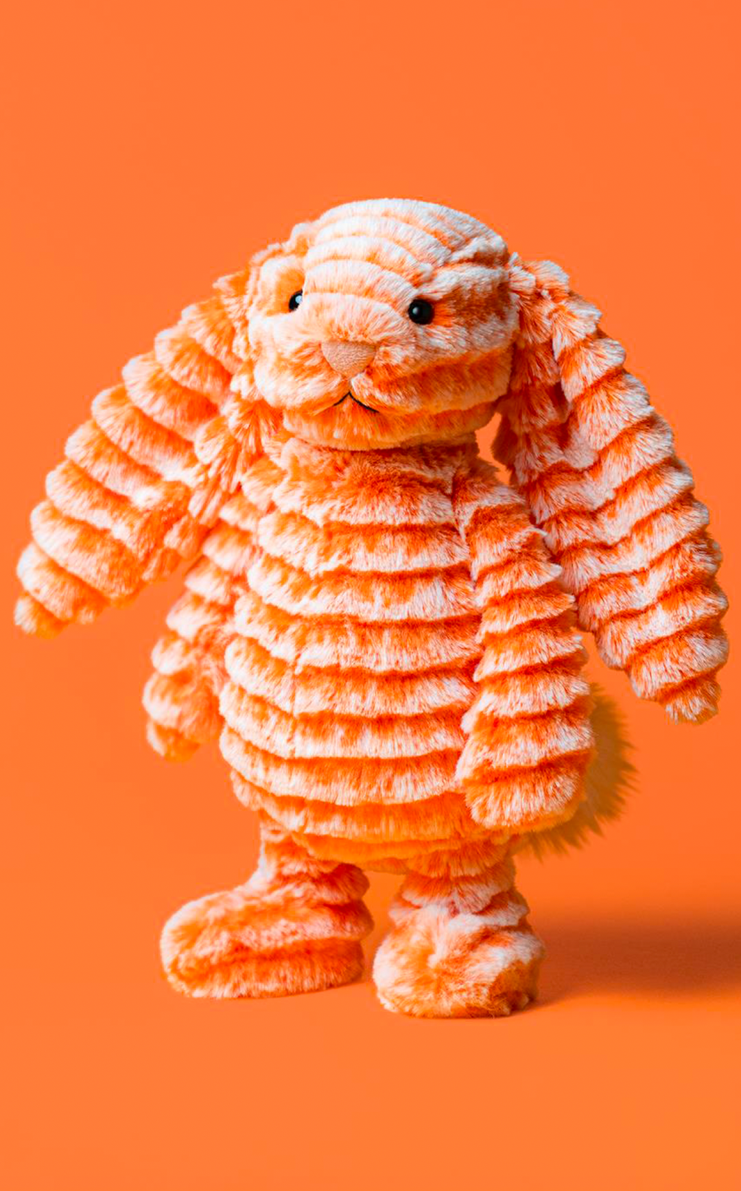 Jellycat Fizzleskip Bunny Original op oranje achtergrond