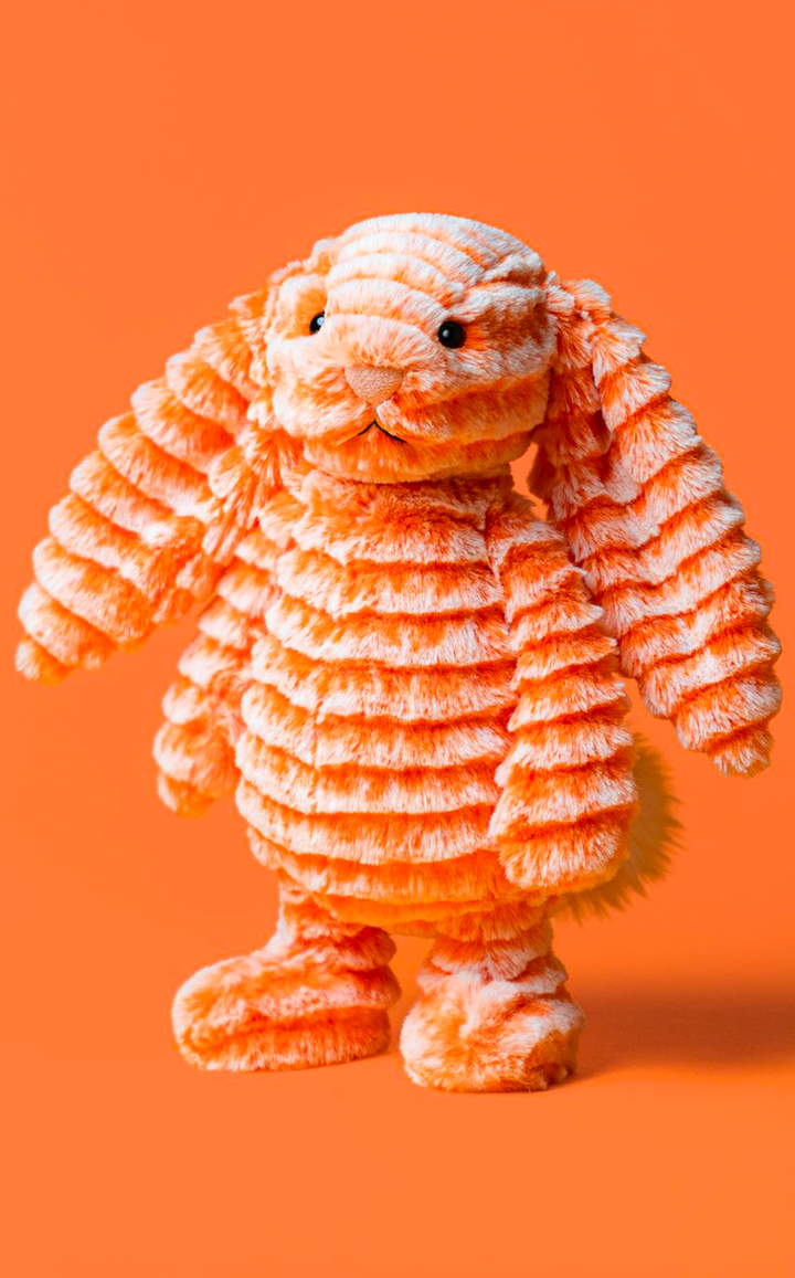 Jellycat Fizzleskip Bunny Original op oranje achtergrond