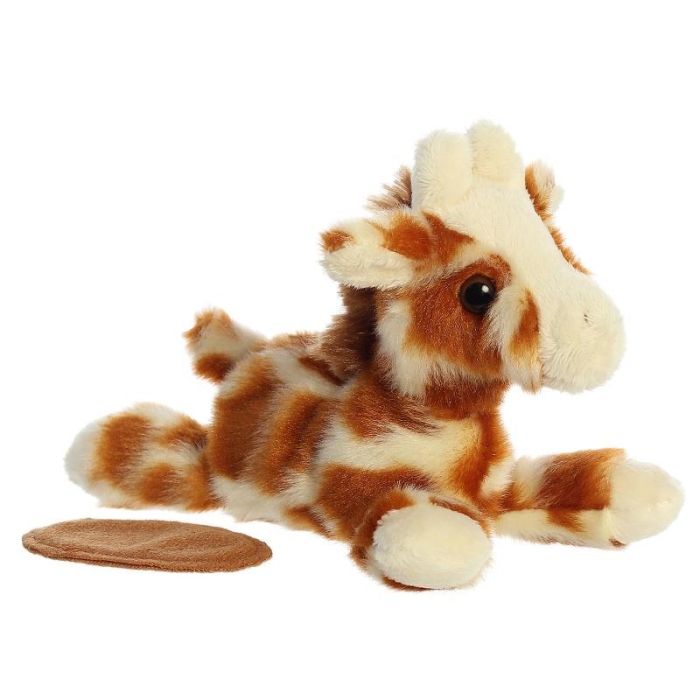 Bruin-witte Aurora Shoulderkins-giraffenknuffel met losse ronde magneettegenhanger, op witte achtergrond.