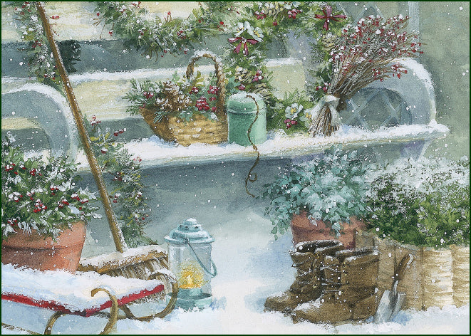 Deux chats sont assis sur un banc de jardin enneigé près de pots et de feuillages d’hiver.
