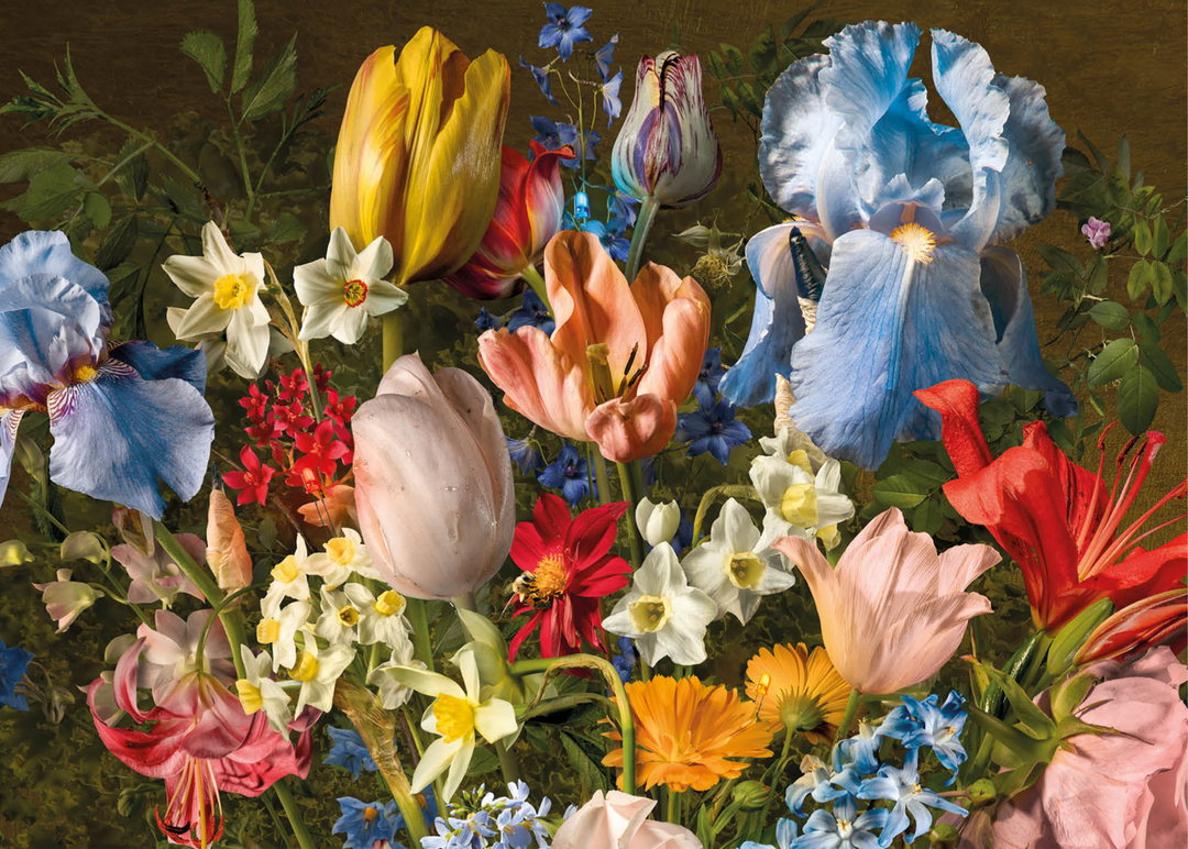 Een dicht bloemstuk met tulpen, blauwe bloemen en andere bloesems.