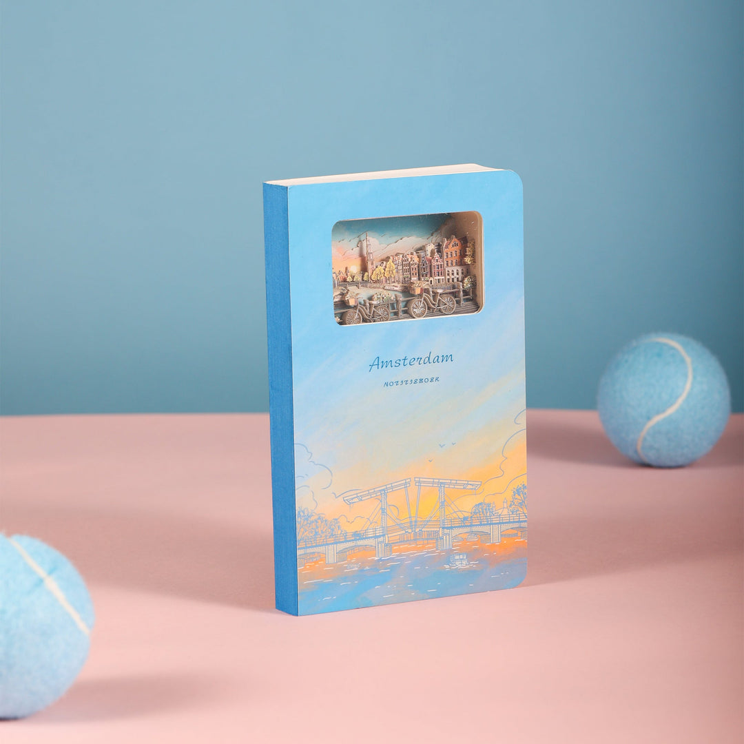 Buddhiherz-notitieboek Amsterdam rechtop, met zicht op de blauwe rug en omslag