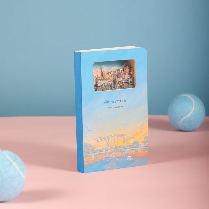 Buddhiherz-notitieboek Amsterdam rechtop, met zicht op de blauwe rug en omslag