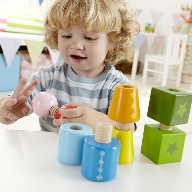 Hape Twist &amp; Turnables – Kind spielt mit dem Spielzeug