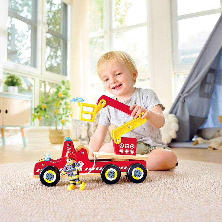 Hape Siren &amp; Lights Fire Truck – enfant jouant au sol