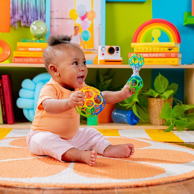 Bright Starts Oball Grasp the Day – bébé jouant assis