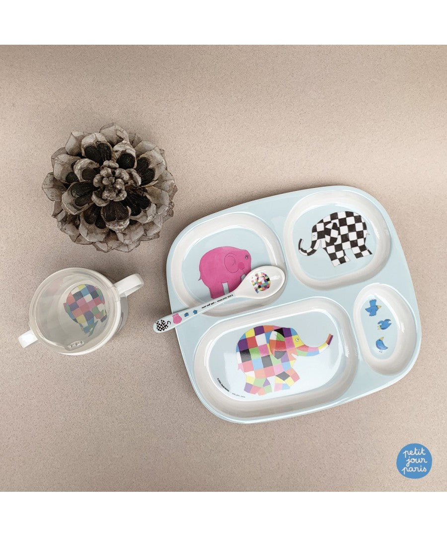 Elmer-vakjesbord met beker en schaaltjes op een beige tafel; overige artikelen apart