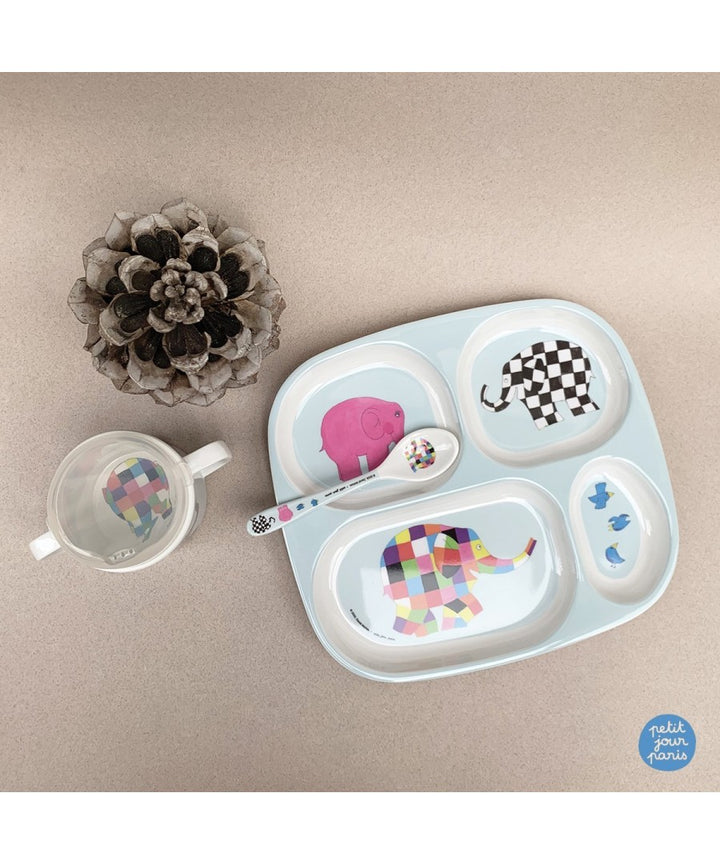 Elmer-vakjesbord met beker en schaaltjes op een beige tafel; overige artikelen apart