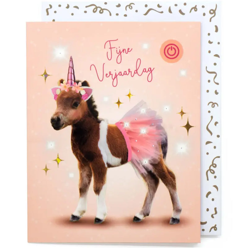 Musikkarte ‘Fijne verjaardag’ mit einem Pony mit Einhorn und Flügeln und festlichem Umschlag