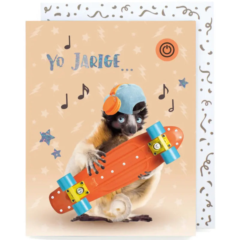 Musikkarte ‘Yo jarige…’ mit einem Affen mit Skateboard und festlichem Umschlag