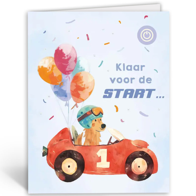 Voorkant van muziekkaart ‘Klaar voor de start…’ met een hond in een raceauto met ballonnen