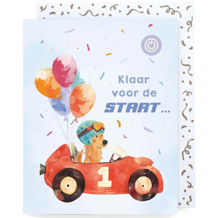 Muziekkaart ‘Klaar voor de start…’ met een hond in een raceauto met ballonnen en feestelijke enveloppe