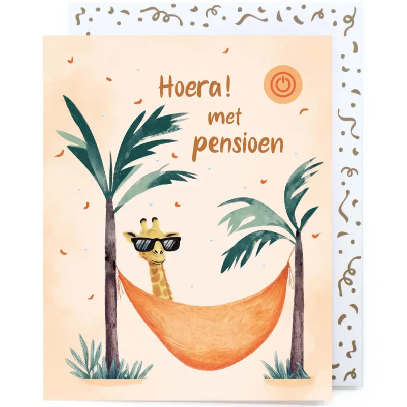 Muziekkaart ‘Hoera! Met pensioen’ met een giraffe met zonnebril in een hangmat en feestelijke enveloppe