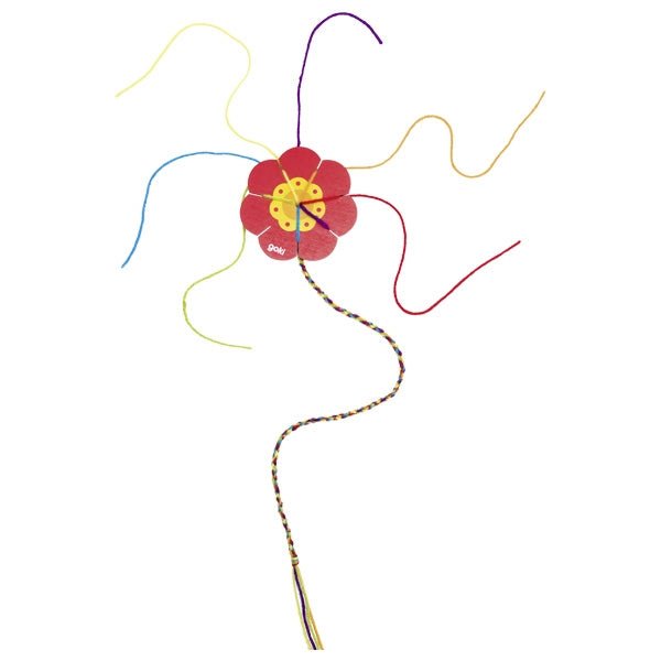 Goki | Houten Knoopster | Vriendschapsarmbandjes | 9,5 cm | 4+ - Kleine Eland