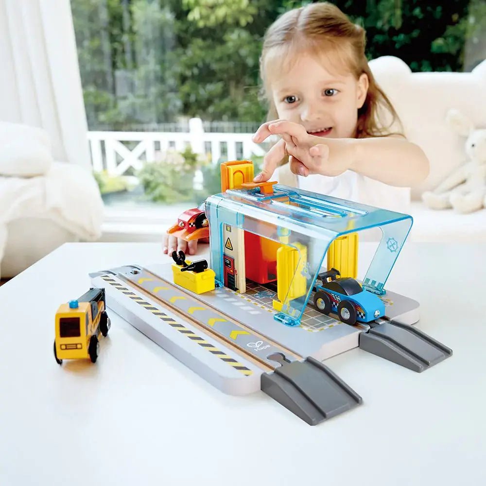 Hape | Railway | Repair &amp; Wash Station | 3+ - Kleine Eland