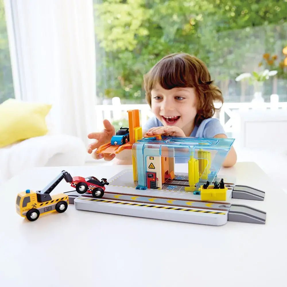 Hape | Railway | Repair & Wash Station | 3+ - Kleine Eland