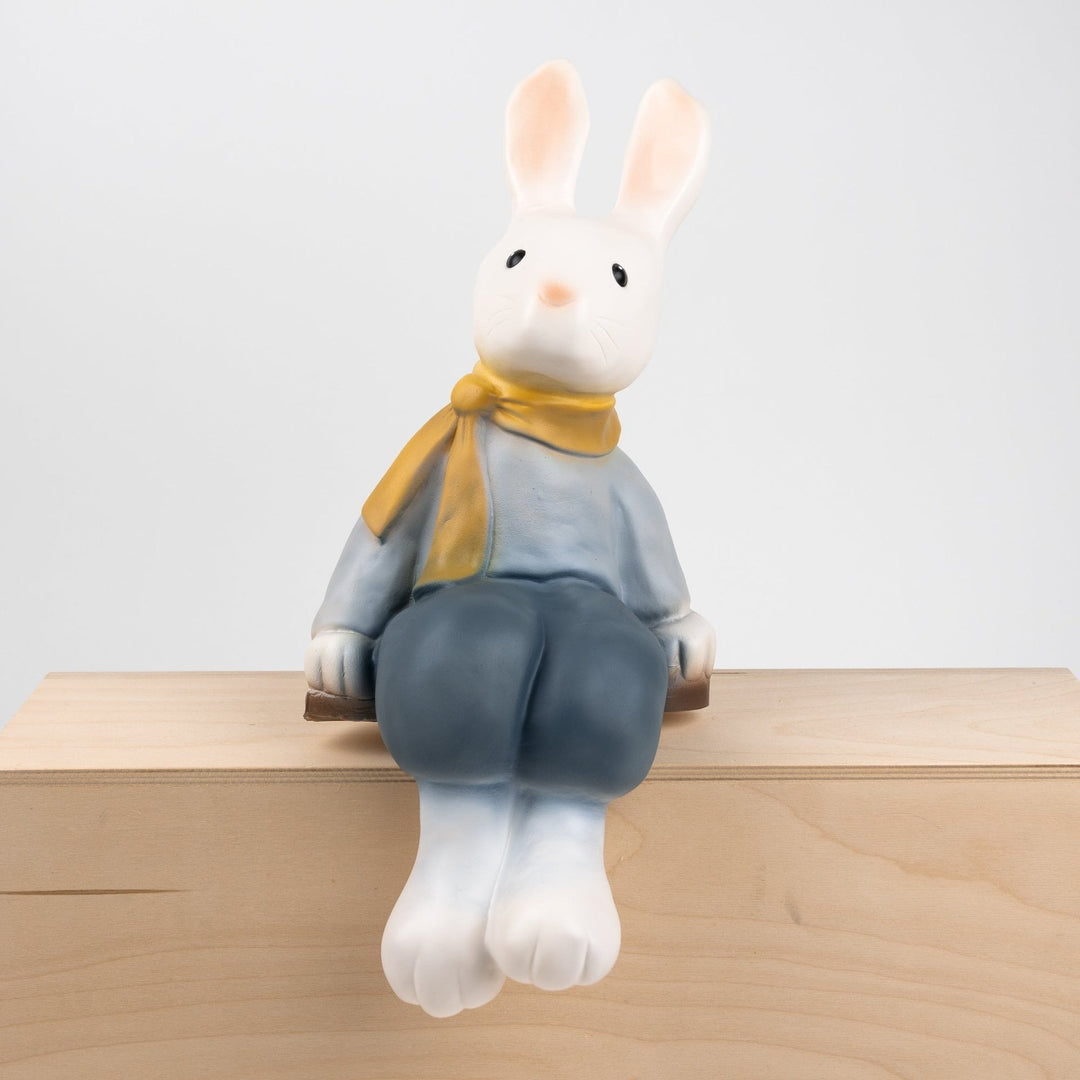 Blaue Hasenlampe Lenny auf einem Schrank
