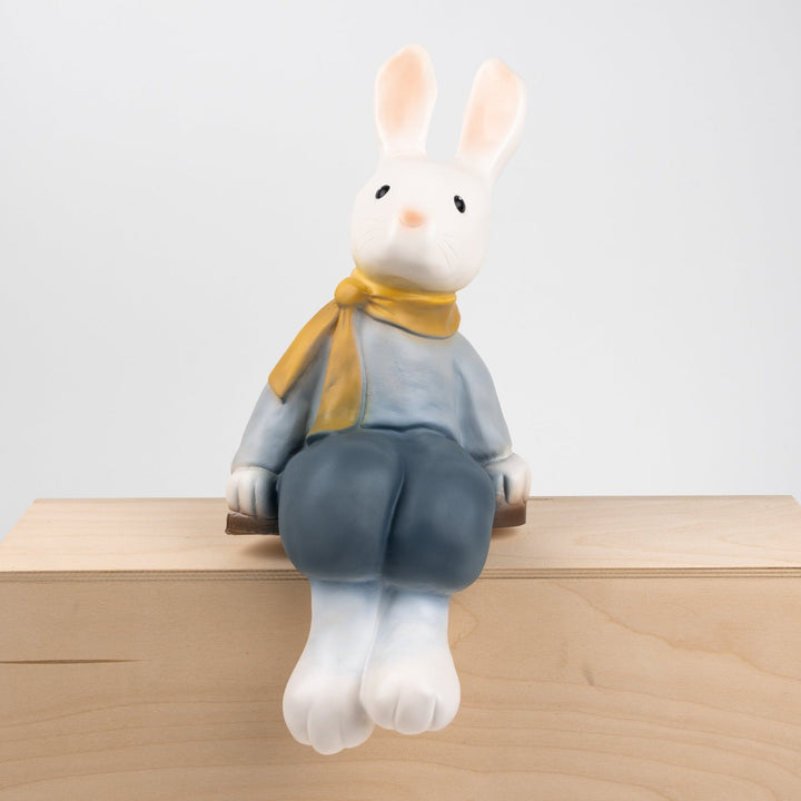 Blaue Hasenlampe Lenny auf einem Schrank
