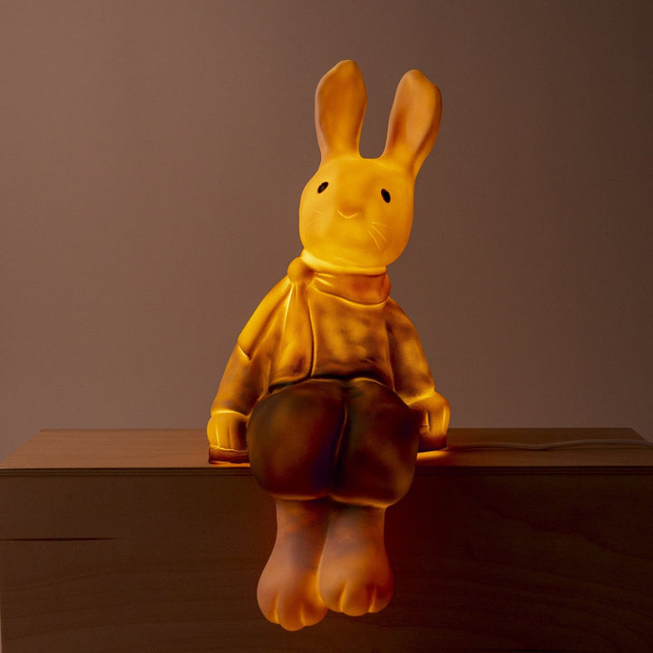 Hasenlampe Lenny mit warmem Licht im Dunkeln