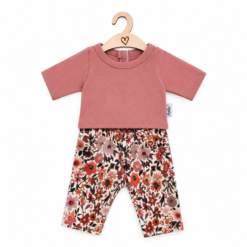 Hollie Poppy Set mit rosa Oberteil und Hose mit Retro-Blumenmuster auf einem Bügel