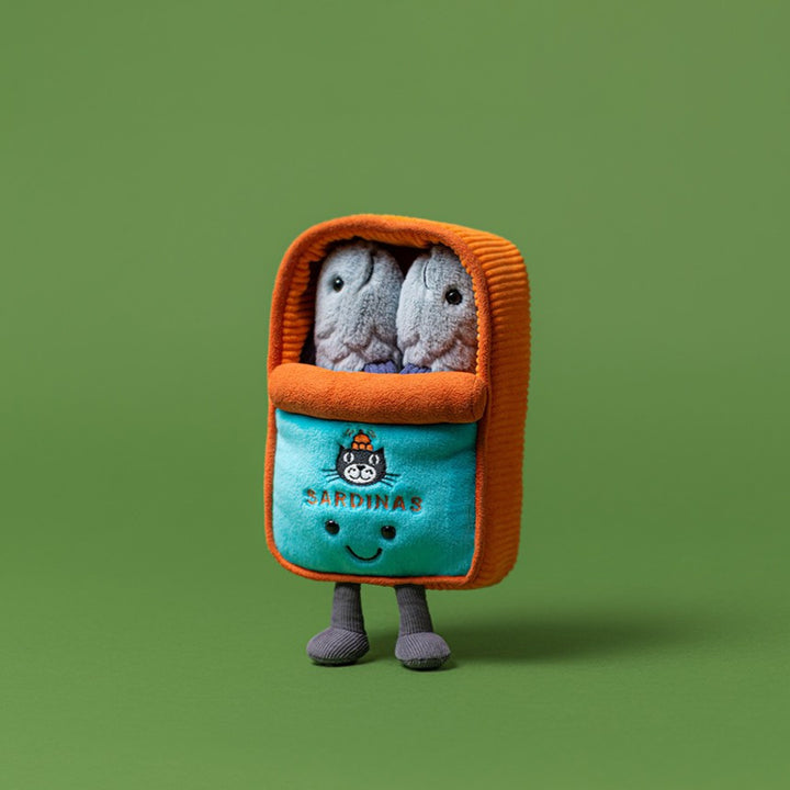 Jellycat Amuseables Sardine Tin, vor grünem Hintergrund