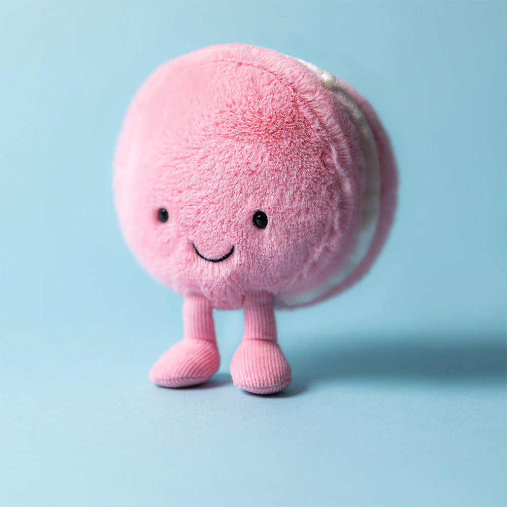 Jellycat Amuseables Mia Macaron, vor blauem Hintergrund