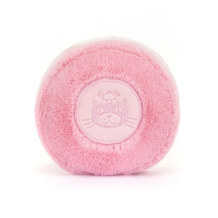 Jellycat Amuseables Mia Macaron, Rückseite mit gesticktem Markendetail