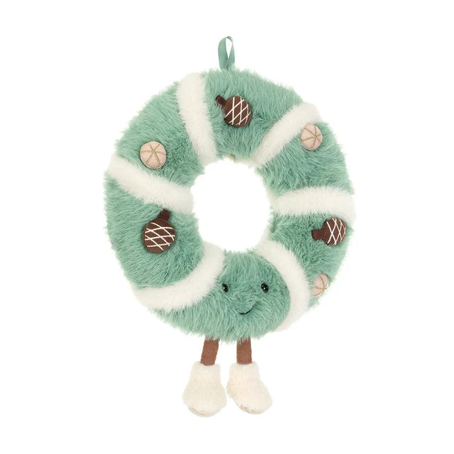 Jellycat Amuseables Pinecone Wreath: grüner Weihnachtskranz aus Plüsch mit Tannenzapfen und hellen Streifen, Vorderansicht.