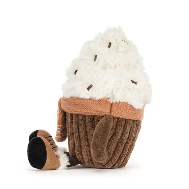 Jellycat Amuseables Scarffles Hot Chocolate: bruine pluchen chocolademelk-mok met witte topping en oranje sjaal, zijkant.