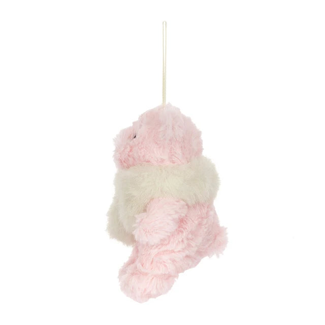 Jellycat Leola Bear Winter Warmer Decoration: roze pluchen beer met crèmekleurige sjaal en ophanglus, zijkant.