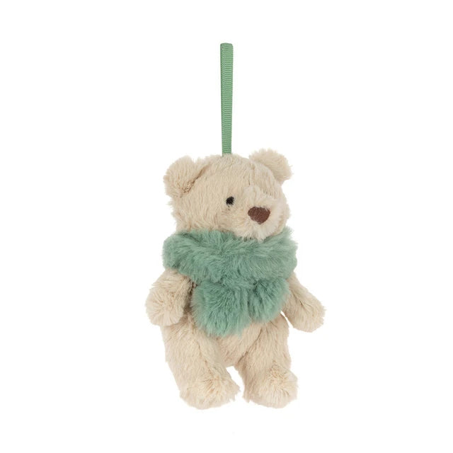 Jellycat Bartholomew Bear Jr. Winter Warmer Decoration: beige pluchen beer met groene sjaal en ophanglus, voorzijde.