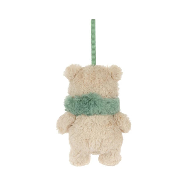 Jellycat Bartholomew Bear Jr. Winter Warmer Decoration: beige pluchen beer met groene sjaal en ophanglus, achterzijde.
