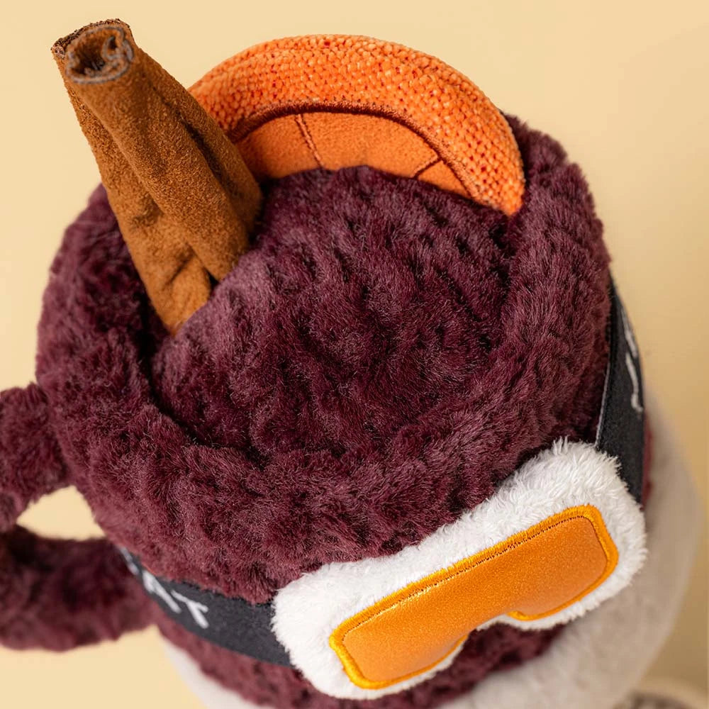 Detail van de oranje skibril en het snowboard van Jellycat Amuseables Mullover Spiced Drink