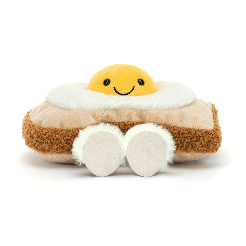 Jellycat Egglantine Egg On Toast direkt von vorn mit lächelndem Eigelb und zwei Hausschuhen
