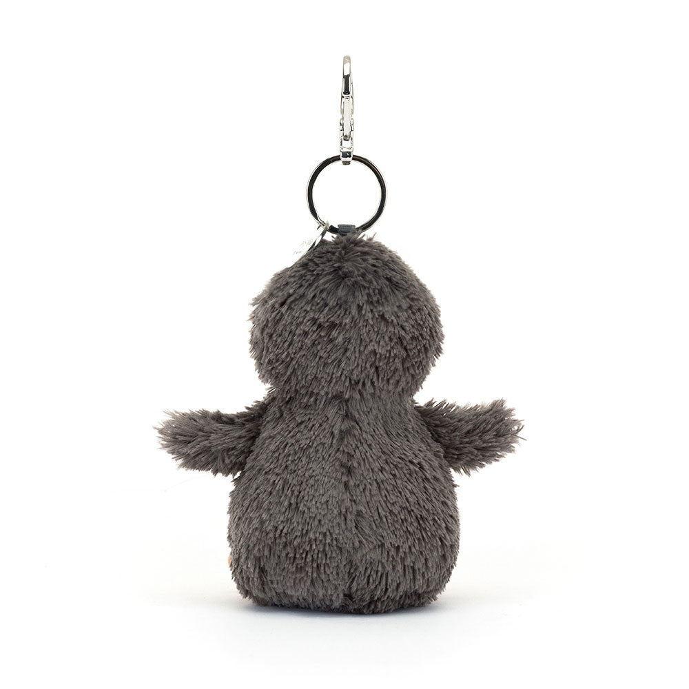 Achteraanzicht van Jellycat Peanut Penguin Bag Charm met grijze vleugels en metalen clip
