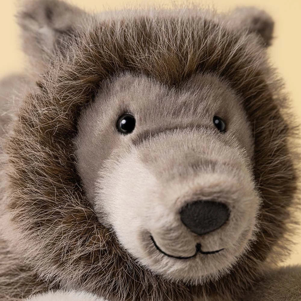 Detail van de snuit en lange grijze vacht van Jellycat Ulrich Wolf