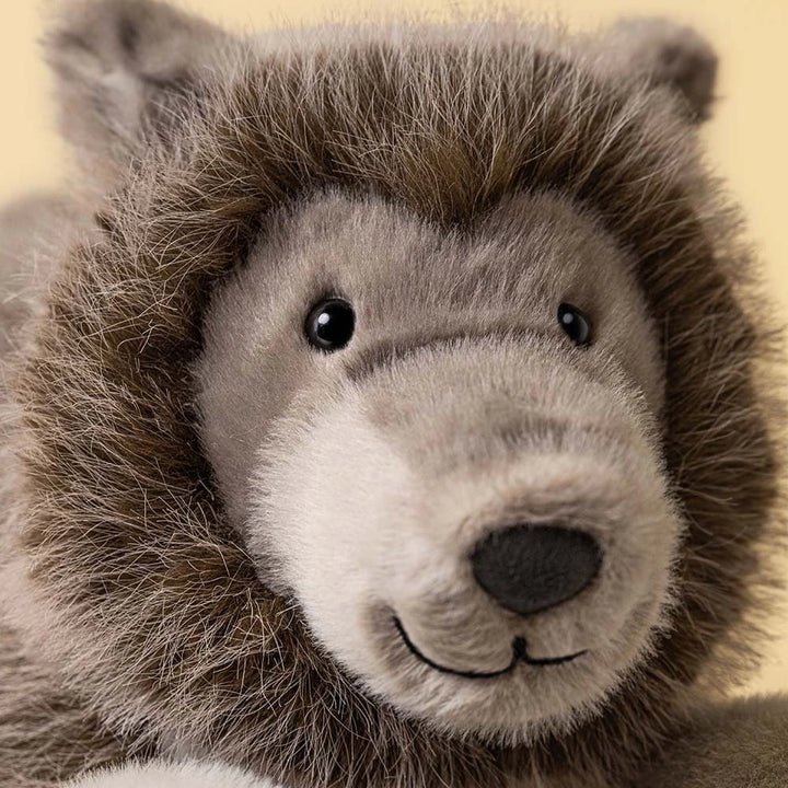 Detail van de snuit en lange grijze vacht van Jellycat Ulrich Wolf
