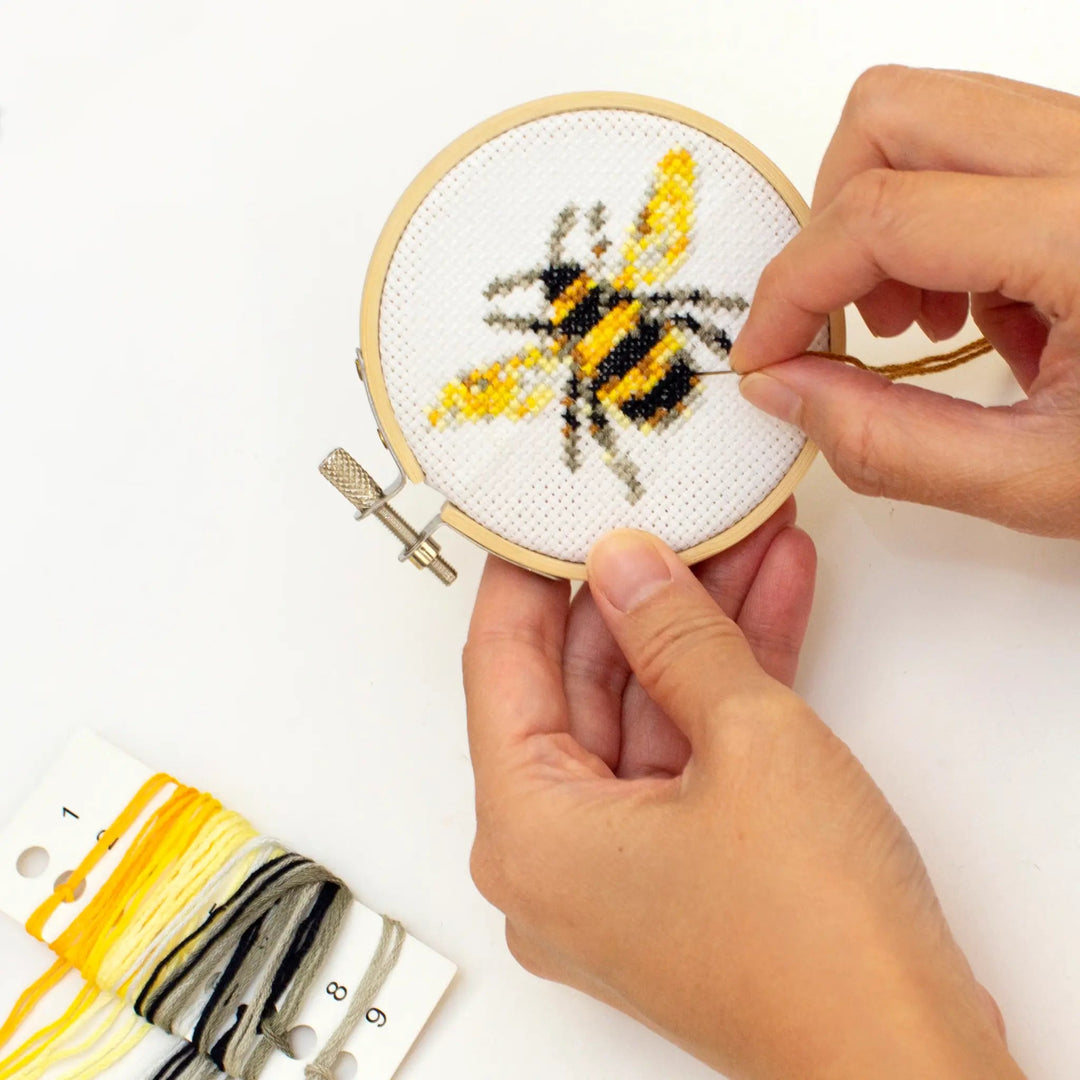 Kikkerland | Mini Cross Stitch | Borduurwerk | Bij | 11+ - Kleine Eland