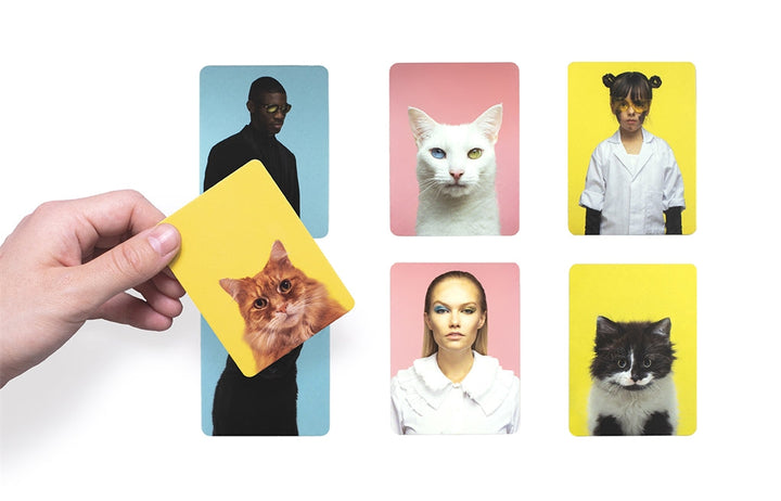Do You Look Like Your Cat? | Main retournant une carte de chat à côté des cartes