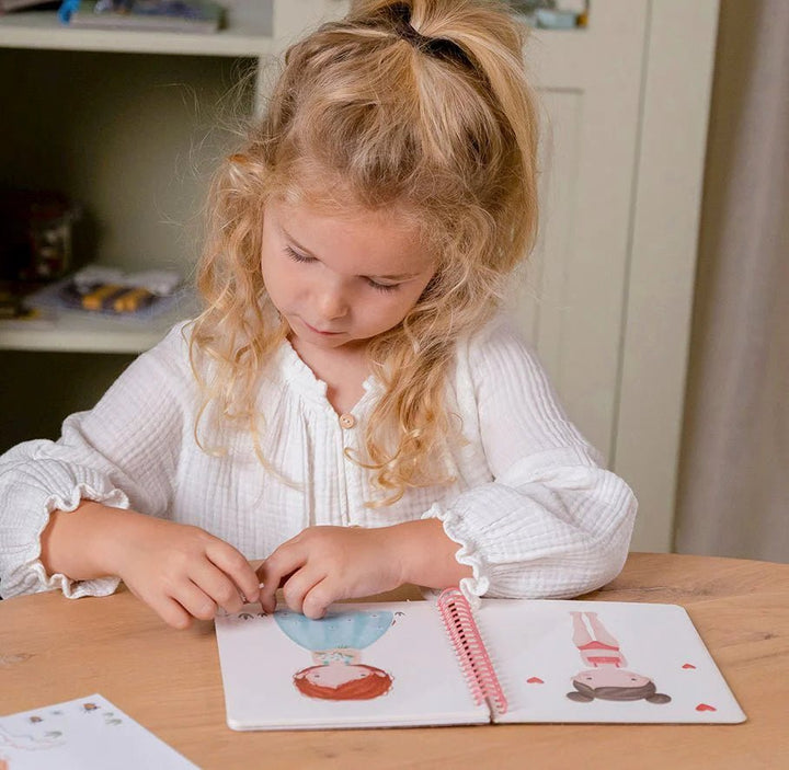 Little Dutch | Aankleed - en stickerboek | Rosa &amp; Friends | 3+ - Kleine Eland