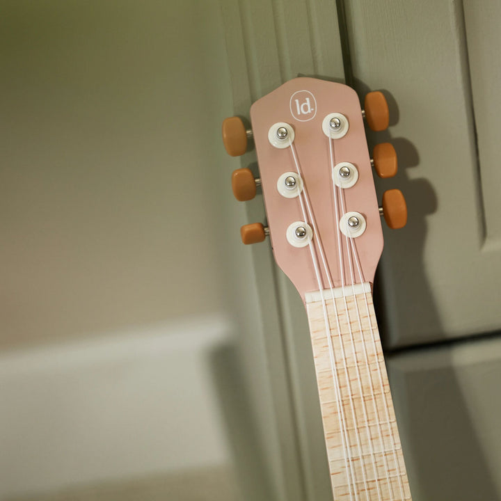 Close-up van de stemknoppen van de roze Little Dutch Safari Friends gitaar