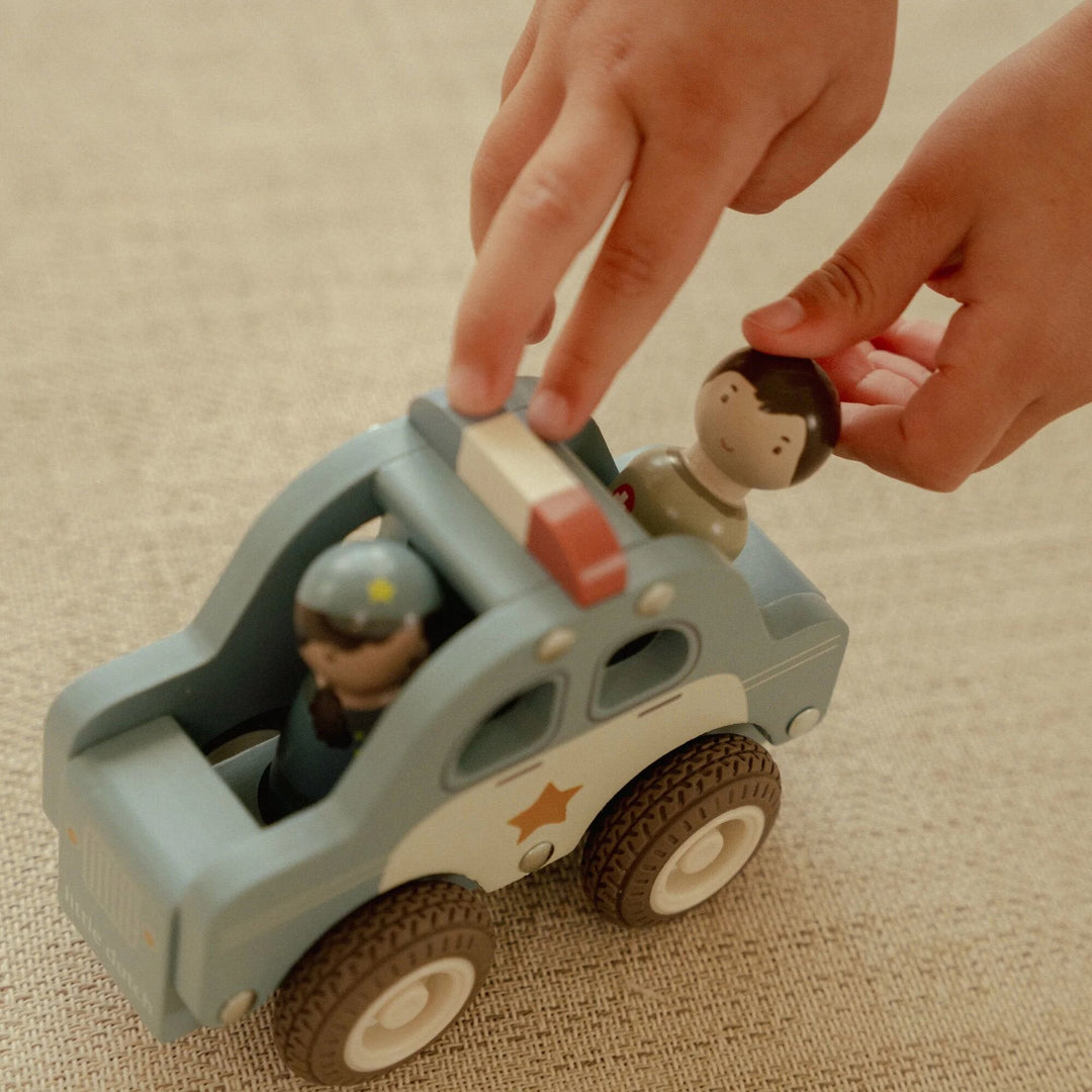 Hand beim Herausnehmen der Polizeifigur aus dem Little Dutch-Polizeiauto