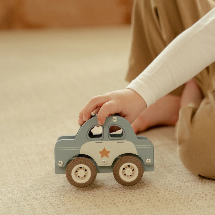Seitenansicht des Little Dutch-Polizeiautos beim Spielen eines Kindes