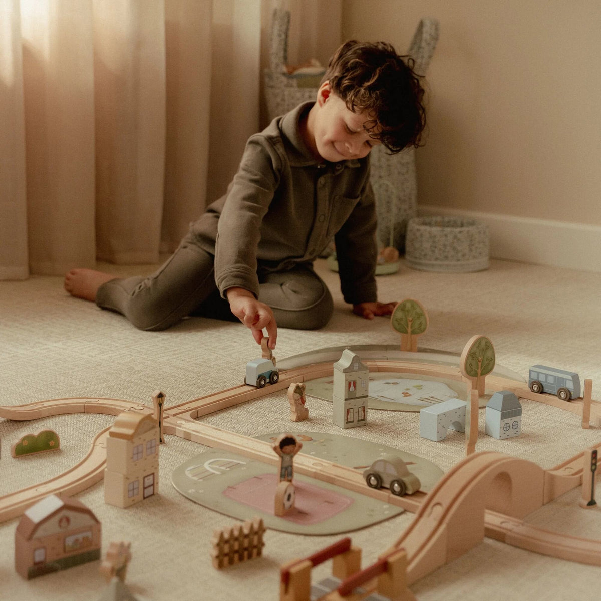 Kind speelt met Little Dutch houten treinbaan