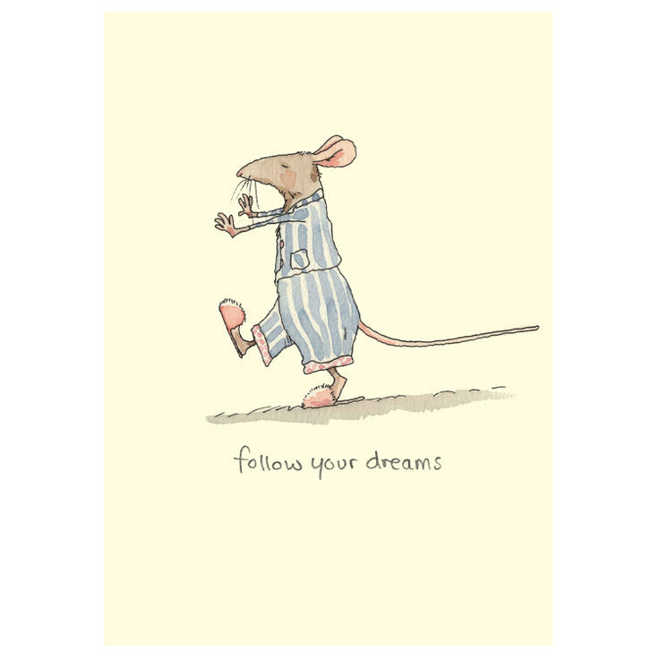 Une souris en pyjama rayé marche avec un lapin en peluche.