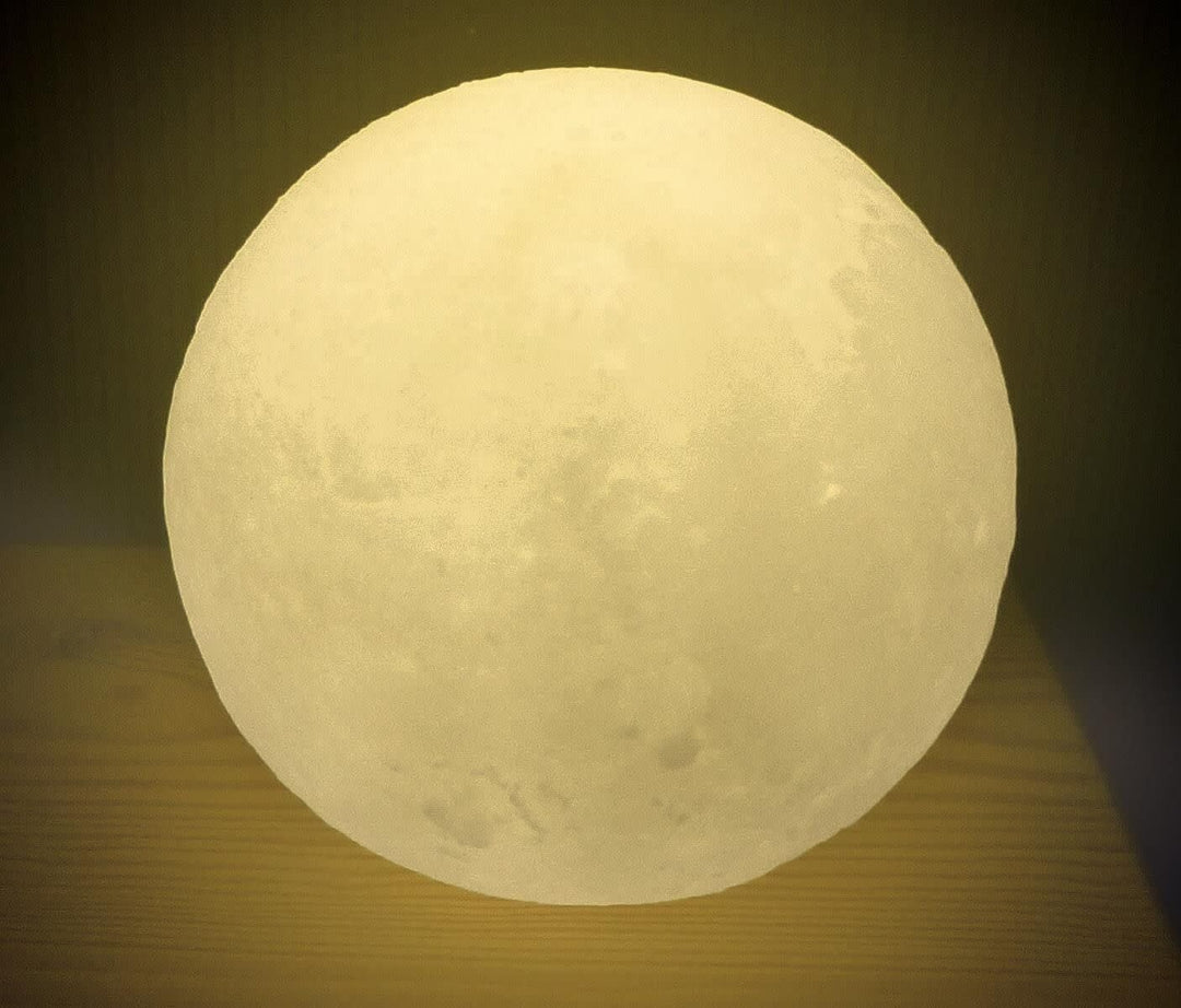 Moses | Nachtlamp | Lichtgevende Maan | met timer functie | 10 cm | 3+ - Kleine Eland