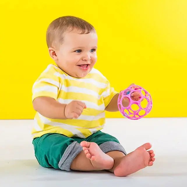 Oball Rattle Easy-Grasp roze – baby speelt zittend