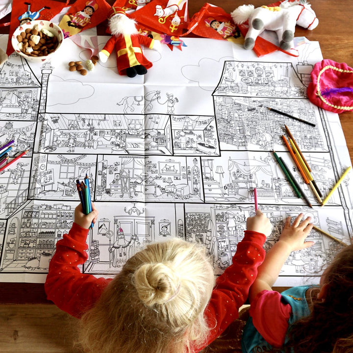 Kind in een rode trui kleurt het Sinterklaaskasteel op de grote kleurplaat van Pepijn Janzen.