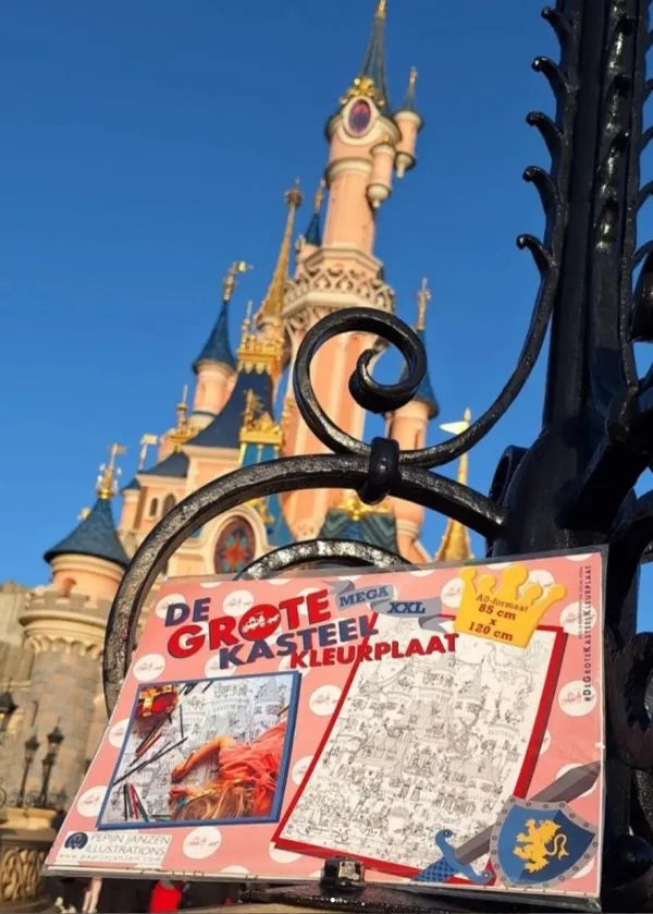 Gevouwen kasteelkleurplaat van Pepijn Janzen bij een smeedijzeren hek, met een toren op de achtergrond.